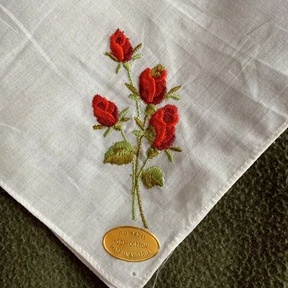 Lot of 4 embroidered handkerchiefs.  Approximately 12 x 12 - Picture 2 of 6